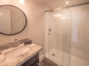 Südwestliche Ausrichtung bei diesem 4 Schlafzimmer, 3 Badezimmer Cottage mit atemberaubendem Blick auf den Lake Muskoka! - Image 2