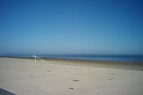Vista de la playa de Malo-les-Bains y un pie en el Mar del Norte - Image 4