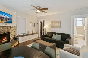 Private 2 Bedroom Walk to downtown Libertyville - Image 3