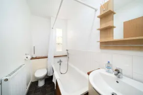 Chic House With Parking And Private Garden - Image 3