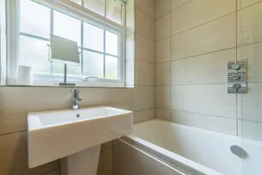 En vackert renoverad villa i ett centralt men mycket lugnt läge - Image 2
