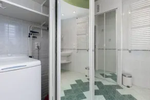 Spacious Apartment | 2 Bedrooms, Balcony, Workspace - Image 4