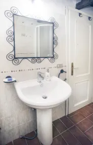 FerienWohnung in den Bergen und See in einem Altbau im mittelalterlichen Dorf I Cardi - Image 3