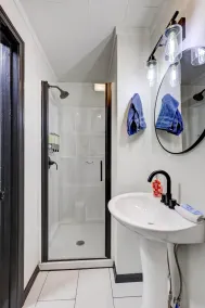 The Bluebird: Modern 1 Bed, Large Peaceful Yard - Image 3