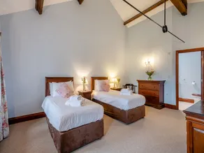 5 bedroom accommodation in Sculthorpe, Fakenham - Image 5