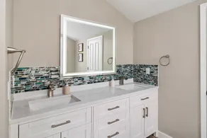 WATERFRONT 3BR/2BA MT RAINIER VIEWS, PRIVATE BEACH - Image 3