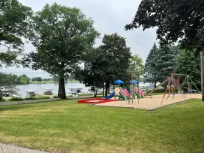 Lake view cottage on Delavan - Image 2