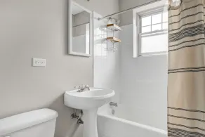 Bright Evanston 1BR, 1 mile to Northwestern campus, by Blueground - Image 2