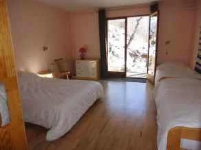 Spacious apartment surrounded by nature - Image 4