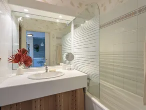 Apartamento moderno con piscina comunitaria - Image 2