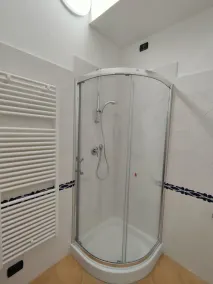 Ground floor apartment with small garden pets allowed - Image 4