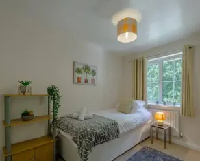 \"Ginger and Gold Haven\" – Peaceful Retreat with Free Parking, Garden, and Super King Bed - Image 5