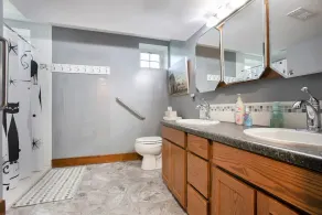 Renovated Dairy Barn – 4 Bedrooms, 5 Beds, 2.5 Baths, Huge, Accessible & Stylish - Image 5