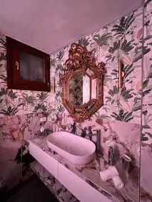 Suite in the historic center of Verona with sauna and heated whirlpool. - Image 3