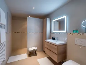 Van's Place, Luxury Apartment - Image 3