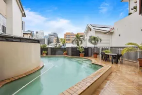 Comfy 2-Bed with Pool and Secure Parking - Image 4