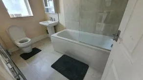 Spacious 3-bedroom home in Birmingham with driveway parking - Image 4