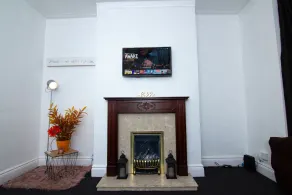 Leeds City Centre House Sleeps 8 Comfortably - Image 2