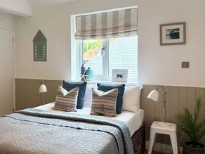 11 THE GABLES, romantic, country holiday cottage in Lyme Regis - Image 4