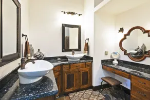 Silver Spring Stunner! - 4 bdrm + hot tub - Image 3