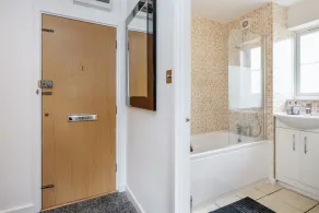 Free parking★ Gated Haven★ Stunning 2 Bed Apt ★WatfordFC/Hospital/Atria/Theater★ - Image 3