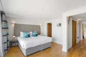 Exceptional four-storey townhouse with stunning sea views - Image 5