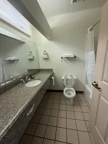 Regency Inn & Suites - Image 5
