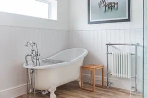 Little Beach House by Bloom Stays -  a holiday let that sleeps 8 guests  in 3 bedrooms - Image 5