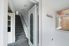 Elegant 5 Bed Home with Garden & Parking - Slough - Image 2