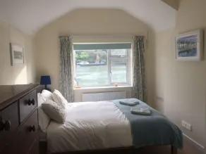 Beautiful, Modern Cottage, A Stone's Throw Away From The Water's Edge - Image 5