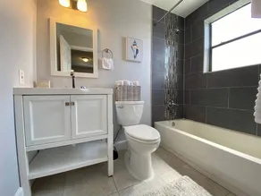 Welcome to this stylish and spacious luxury suite - Image 2