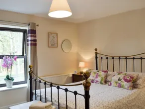 Alojamiento de 2 habitaciones en Glossop - Image 3