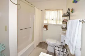 Sunburst Cottage Beachside - Image 4