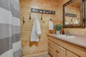 LodgeLife Springbrook - Unwind in Nature Lux Log Cabin in the Heart of Adventure - Image 4