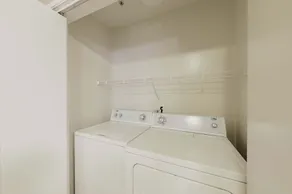 GESICHERTES 2 Schlafzimmer/1,5 Badezimmer Stadthaus MÖBLIERT - Image 2