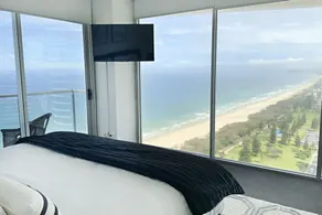 2 Level 3 bedroom luxury apartment with 180 degree views - Image 5