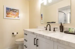 Fall Special! Luxurious, Modern Condo - Gym, Pool, Steps to Hermosa - Image 4