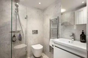 Period Henley 2 bed apt with parking for 1 car - Image 2