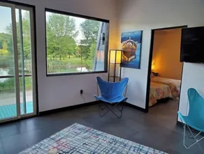 A private lakefront escape - Image 5