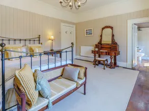 5 bedroom accommodation in Laugharne - Image 5