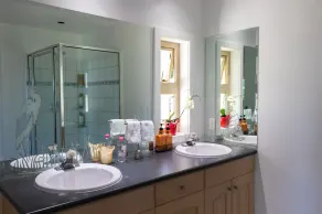 Entire Suite,Ocean,mountain view,jacuzzi in the Suite,next to Mount Maxwell park - Image 2