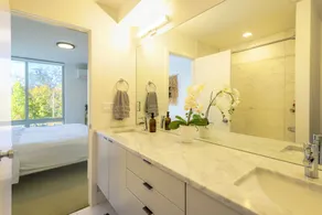Modern and Airy home near UW & Seattle Children’s - Image 5