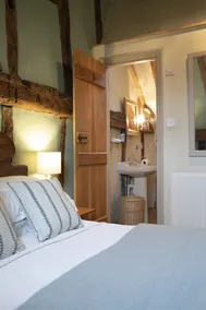 Romantic village hideaway for two. Great for walking and cycling. - Image 4