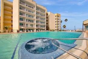 Studio King + Infinity pool with sundeck + Microwave - Image 2