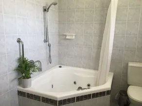 Large comfortable house just a stones throw from the beach. Pets welcome! - Image 4