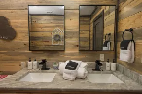 The Honey Lodge - Away from party neighborhoods . 2 Kings & 1 Queen Bed - Image 2