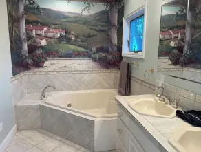 Lakefront 9 bedroom house sleeps 21+ - Image 4