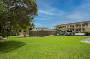 Seafront Getaway Studio, Great Location with Pool - Image 4