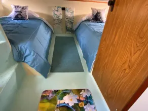 The \"Lily Pad\" Boatel Houseboat - Image 5