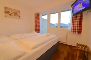 Lovely apartment with wraparound balcony in perfect location - Image 5